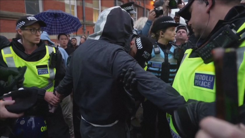 Ескалация на напрежението, сблъсъци и ранени при протести в Съндърланд