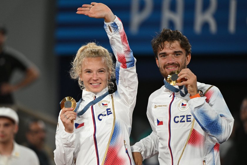 Чехите Катержина Синякова и Томаш Махач са олимпийски шампиони в турнира по тенис за смесени двойки в Париж