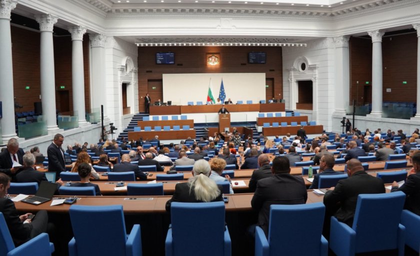 Предварителната програма за работа на депутатите предвижда обсъждането на 10