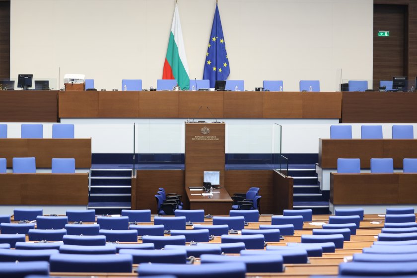 Предварителната програма за работа на депутатите предвижда обсъждането на 10