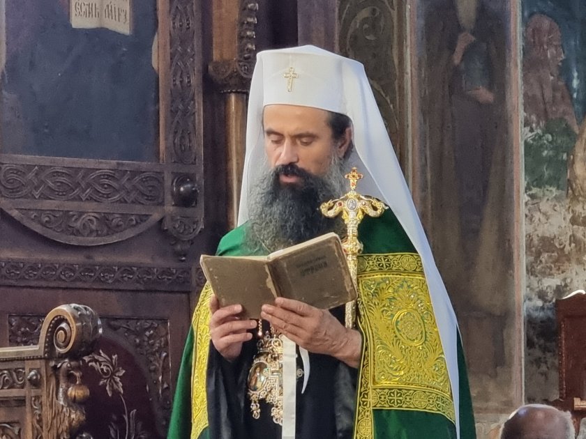 В деня на Успението на Пресвета Богородица стотици вярващи от