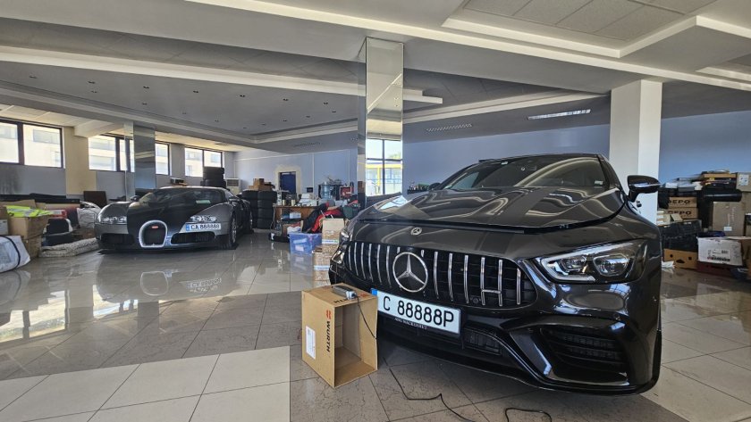 Част от автопарка на Румен Гайтански - Вълка се съхранява