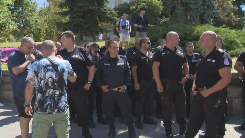 Полицаи в цялата страна се събират на символичен протест. Според