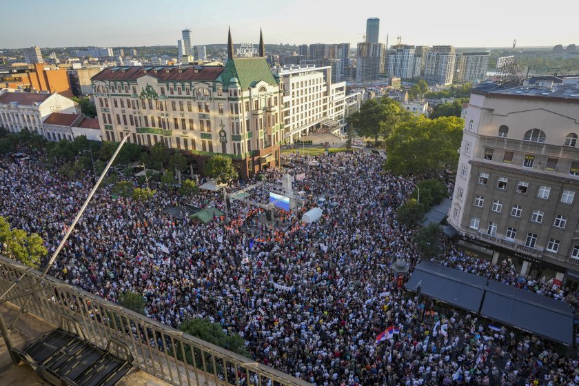 "След 30 години тук ще е пустиня": Масов протест в Белград срещу добива на литий в Сърбия (СНИМКИ)