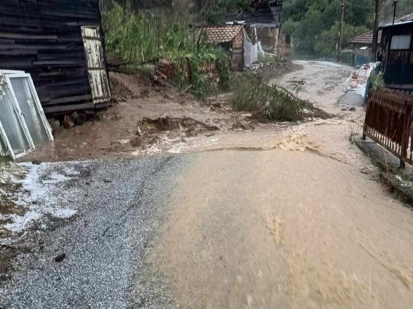 В село Славейно разчистват свлачищата след силната градушка