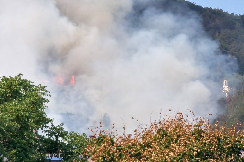 Остава под наблюдение районът на пожара, който се разгоря в