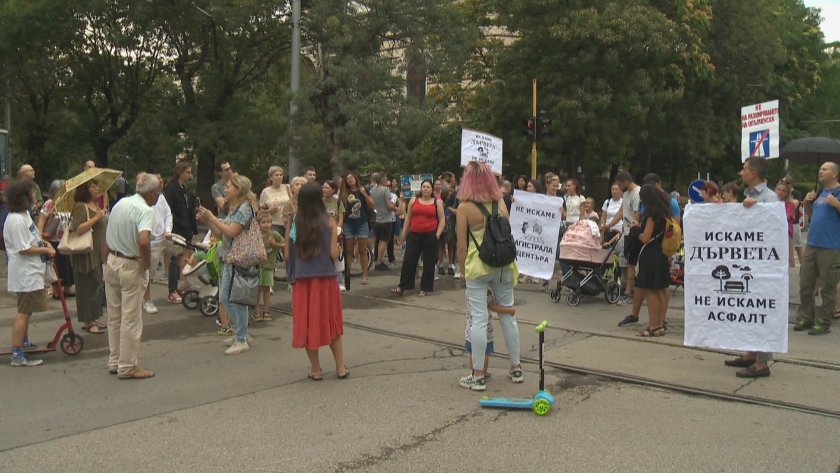 Ремонтът на улица Опълченска продължава, но и протестите също. Жителите