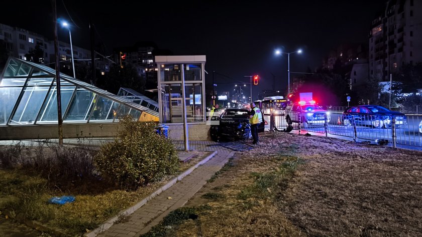 Кола се заби в метростанцията на бул. "Александър Малинов" в столицата (ВИДЕО)