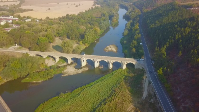 След години на разруха емблематичният мост от варовиков камък, изваян