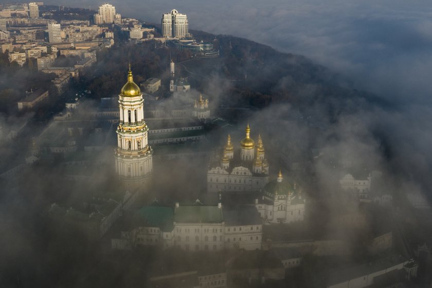 Киев забрани свързаната с Русия православна църква