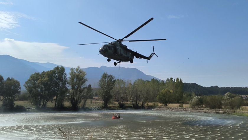 Военен хеликоптер отново се включи в гасенето на пожара в Рила