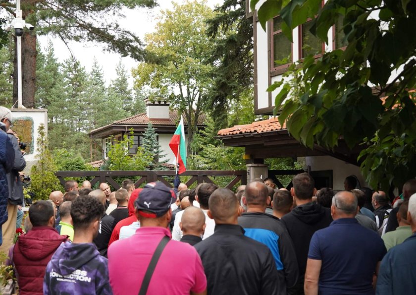 Симпатизанти на почетния председател на ДПС Ахмед Доган се събраха