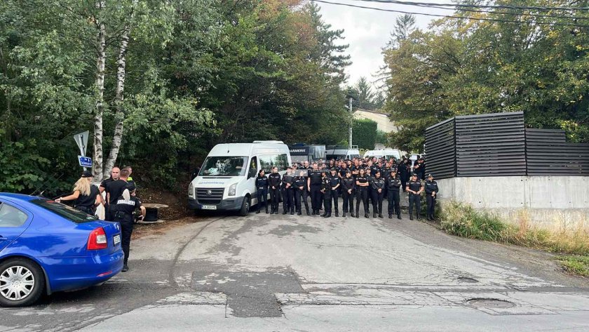 Тази сутрин полицията не допуска привържениците на ДПС да стигнат