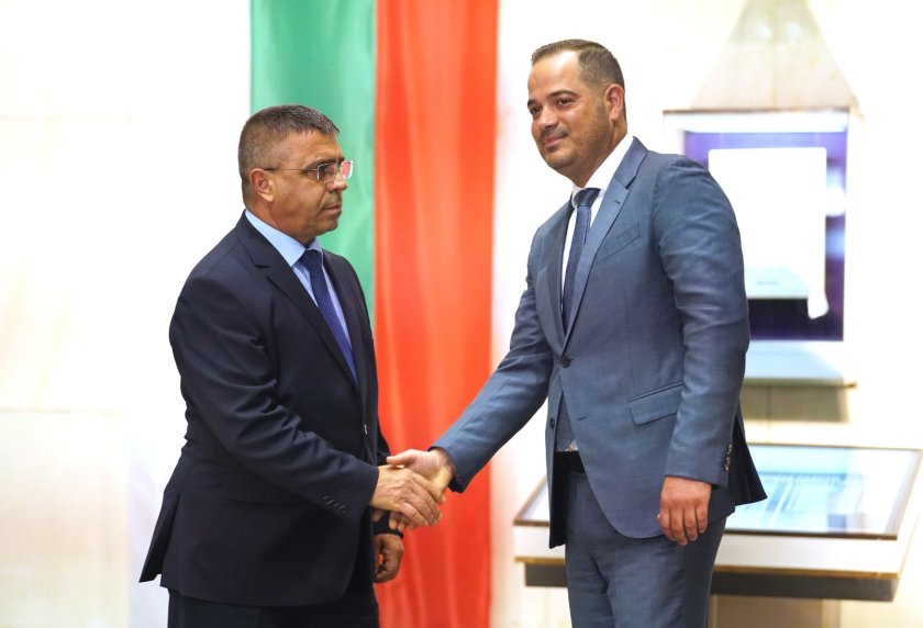 Калин Стоянов предаде властта на Атанас Илков