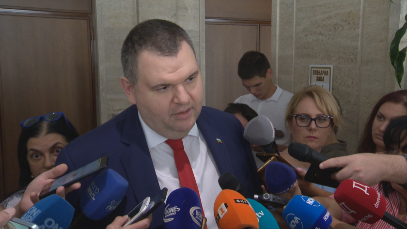 Пеевски: Всички партии са на колене пред президента