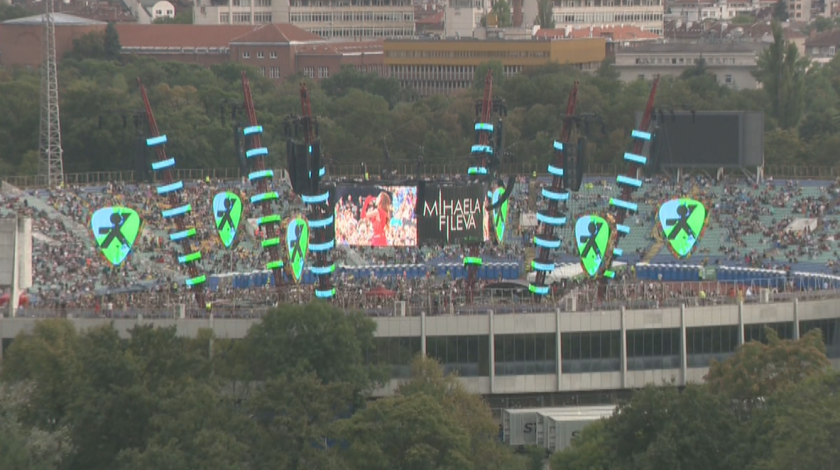 След дълго и трепетно очакване Ед Шийрън излезе пред българска