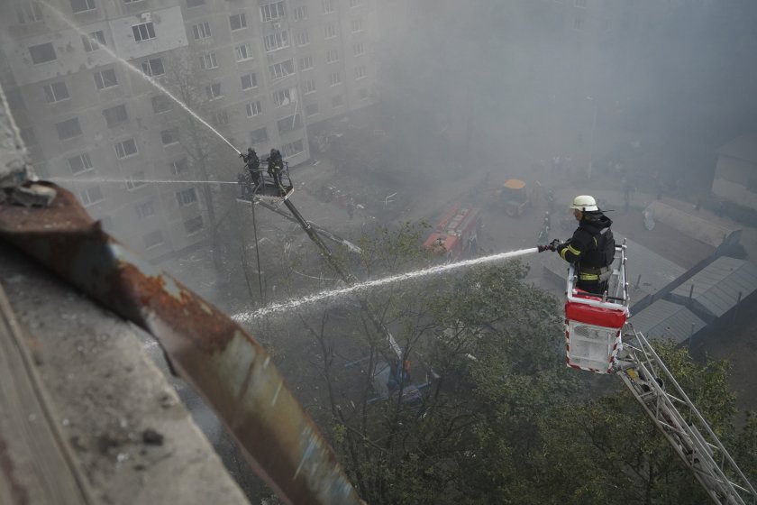 Най-малко 7 жертви и над 100 ранени при руския удар по детска площадка в Харков