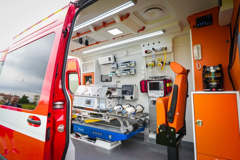 Двама мъже с парашут паднаха върху паркиран автомобил в с.