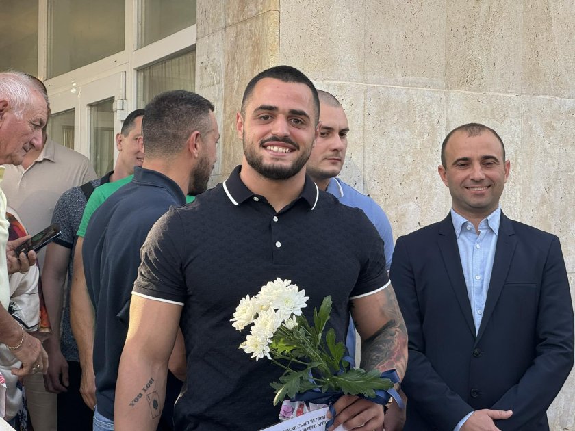 Олимпийският шампион по вдигане на тежести Карлос Насар вече е