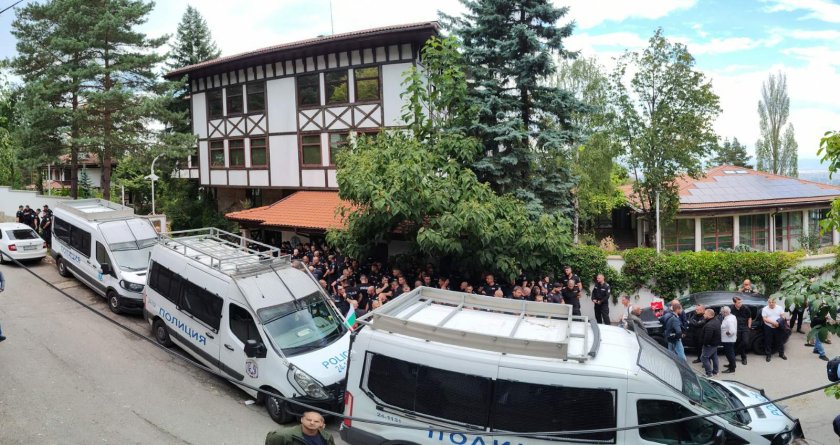 Привърженици на Ахмед Доган прекараха нощта в палатки пред дома