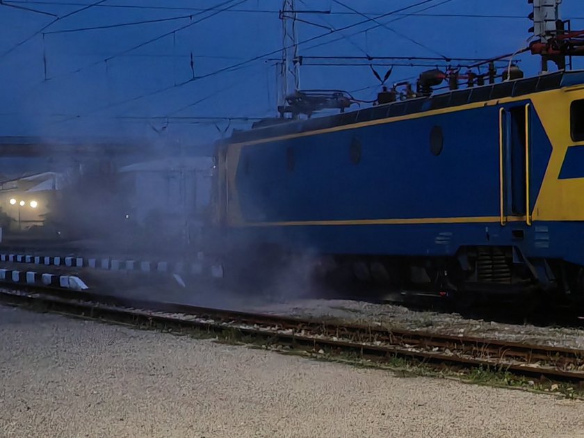 Локомотивът на пътническия влак София-Благоевград аварира на гарата в Благоевград.След