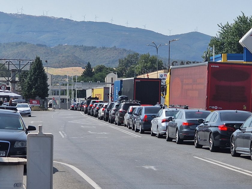 Ουρές πολλών χιλιομέτρων και ωρών αναμονής στα σύνορα με την Ελλάδα – Στον κόσμο και στη χώρα μας