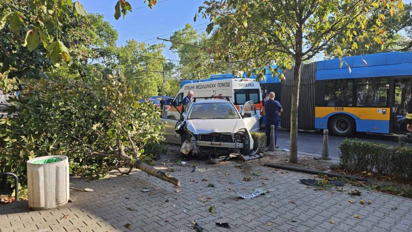 две коли блъснаха орлов мост жена пострадала