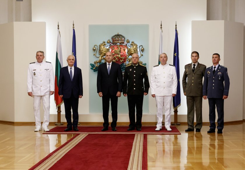 Президентът Румен Радев удостои военнослужещи с висше офицерско звание