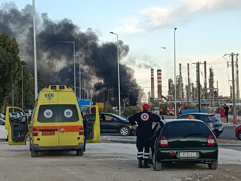 Пожар избухна в голяма рафинерия в Гърция, служителите са евакуирани (СНИМКИ)