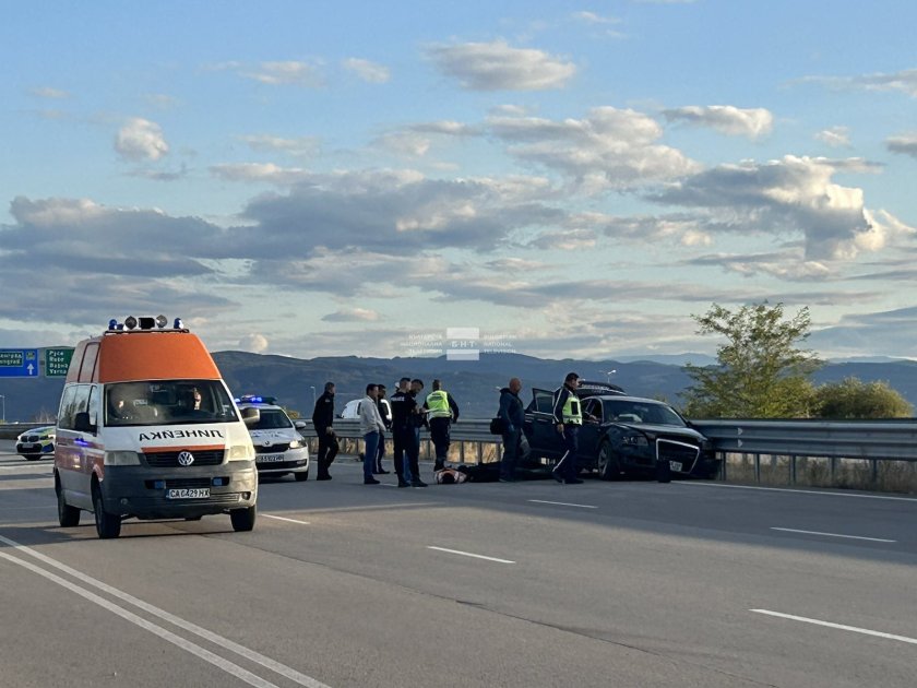 лек автомобил мигранти катастрофира гонка полицаи снимки