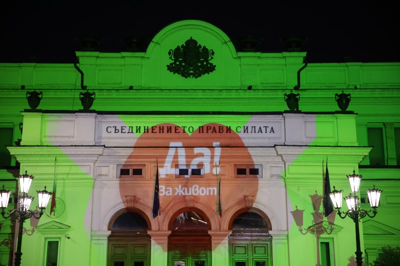 Осветиха в зелено сградата на Народното събрание в Деня на донорството