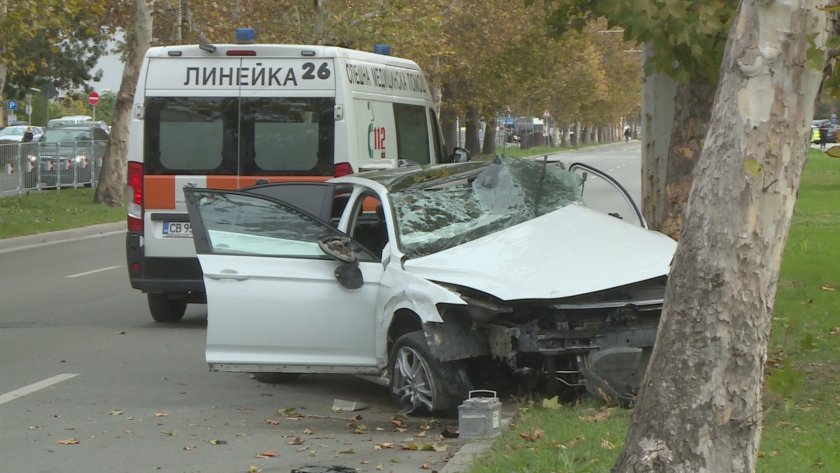 кола заби челно дърво тежка катастрофа русе