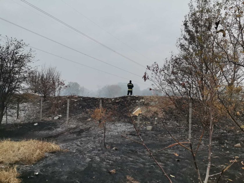 Продължава борбата с овладяването на тлеещите огнища в старото депо