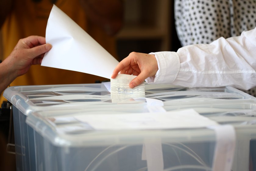 1638 са секциите в София.Как започна изборният ден в една