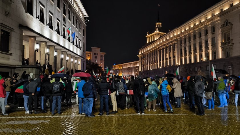 В първия ден на 51-вото НС: Два протеста организираха от "Величие"