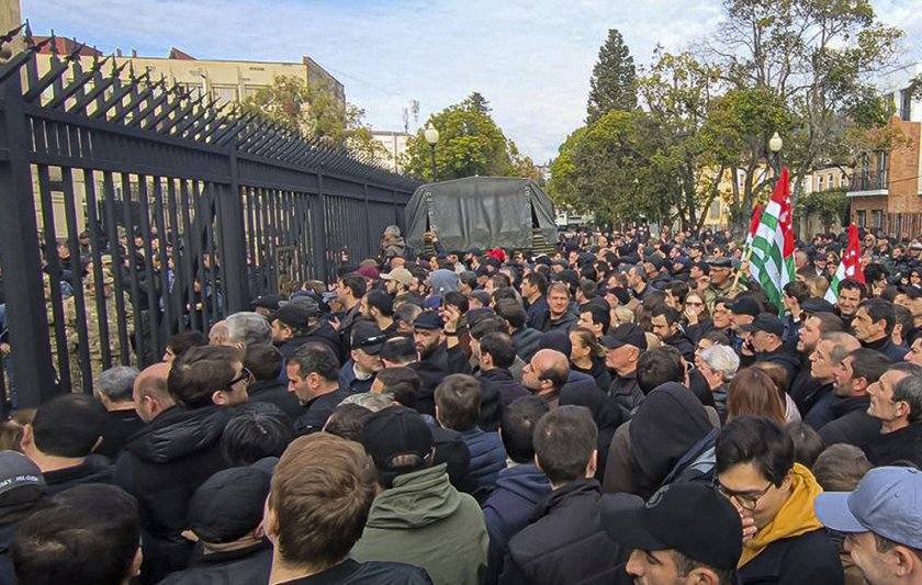 протестиращите абхазия превзеха сградите парламента президентството правителството