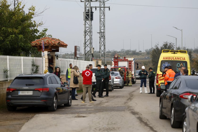 Най-малко 10 души загинаха при пожар, който избухна рано днес