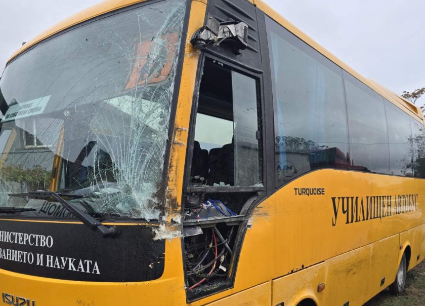 Румънски тир е ударил ученически автобус, превозващ 19 деца от