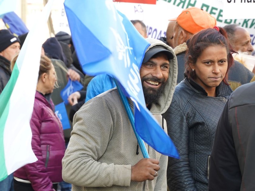 От рано сутринта симпатизантите на ДПС Ново начало започнаха да
