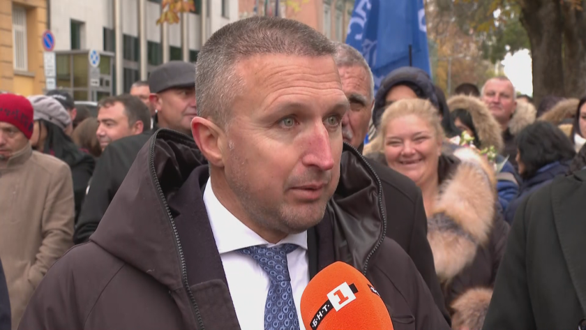 Пред парламента се провежда протест на привърженици на ДПС -