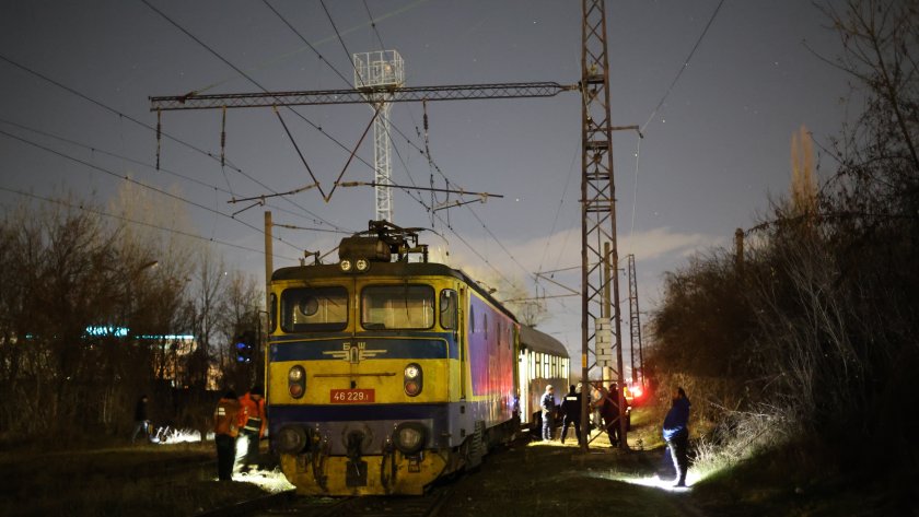 В София дерайлира локомотив на влак, няма пострадали пътници. В