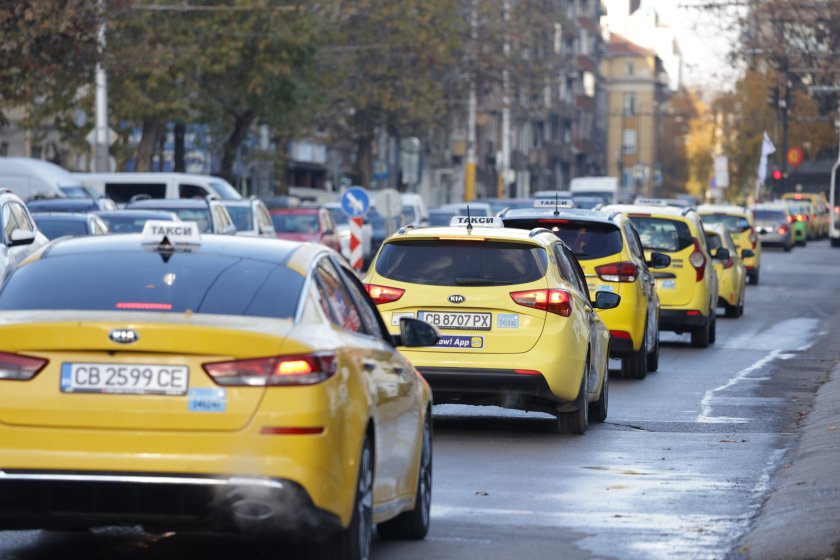 Таксиметровият бранш протестира срещу драстичния скок на "Гражданската отговорност"