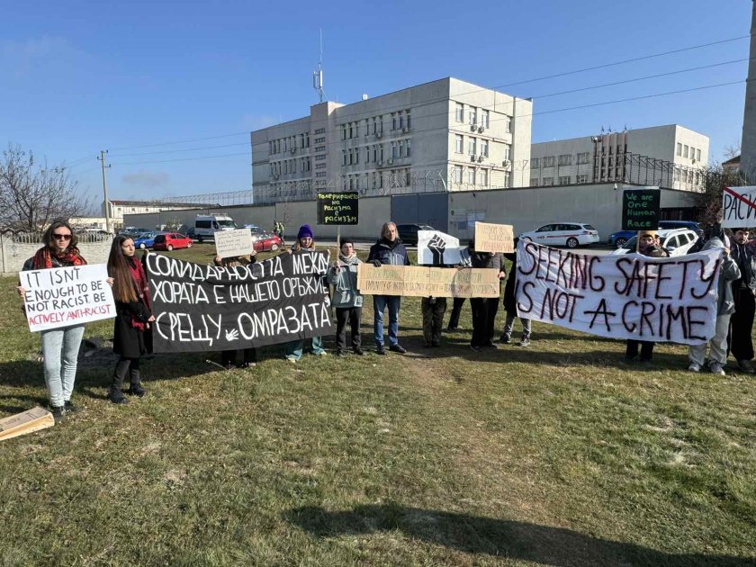 Протест пред центъра за бежанци в Бусманци