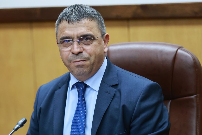 Служебният министър на вътрешните работи Атанас Илков дава брифинг. Гледайте