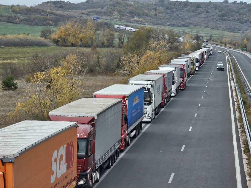 Processing of trucks through Kapitan Andreevo border crossing resumed