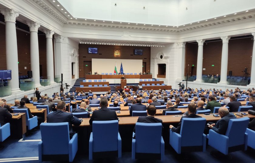 Почивка след разгорещени спорове в НС, депутатите още не са гласували за председател