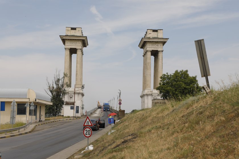 замениха осем старите стоманобетонни панели дунав мост русе