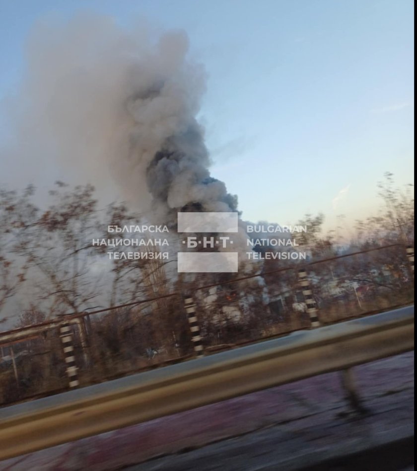 Голям пожар гори в района на надлез Надежда в София.