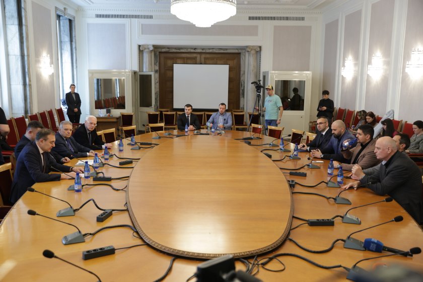 БСП на среща с "Възраждане" и МЕЧ в търсене на съгласие за избор на председател на НС