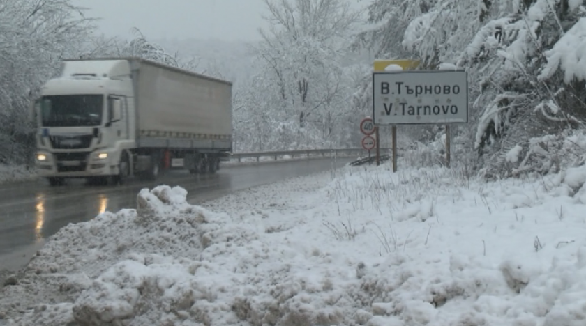 Заради снега тежка е обстановката и в прохода Хаинбоаз. В